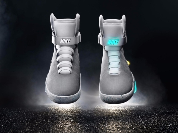 Az önbefűző cipő már valóság, a Nike megcsinálta! | LÁJK Magazin A Nike megcsinálta az önbefűző cipőt! | Divatech