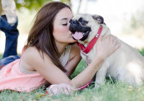 photos-that-prove-pugs-give-the-best-kisses-1491553805