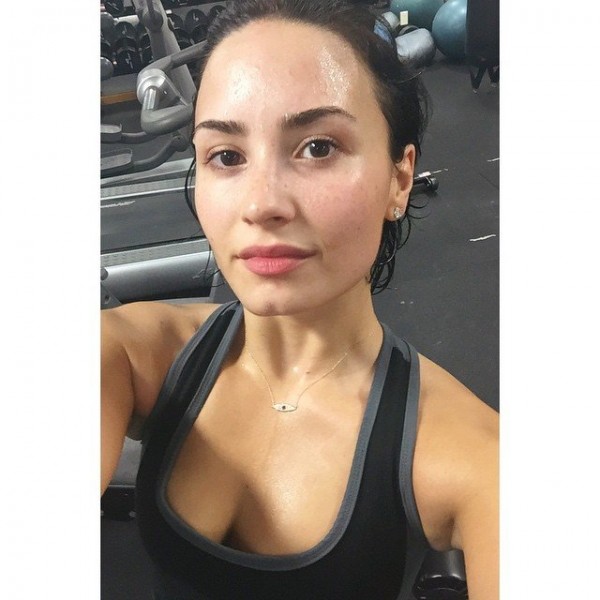Demi Lovato az elmúlt években sokat küzdött önértékelési problémákkal, ma már azonban bátran mutatja meg szeplőit is. Szerintünk semmi gond nincs ezzel, sőt!