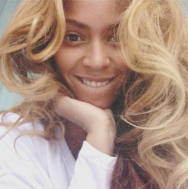 Beyoncé a színpadon kifejezetten törekszik a tökéletességre, de bevállalja természetes szépségét is. Bravó!