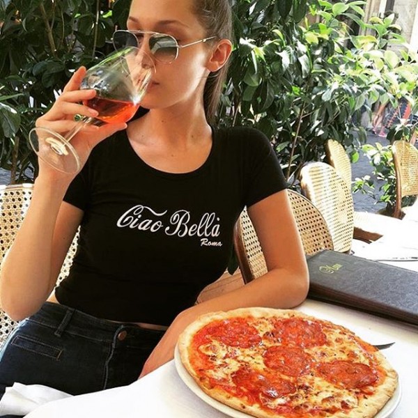 Bella Hadid, a szépséges modell vigyáz az alakjára, de néha felfüggeszti a diétát... természetesen egy pizza kedvéért!