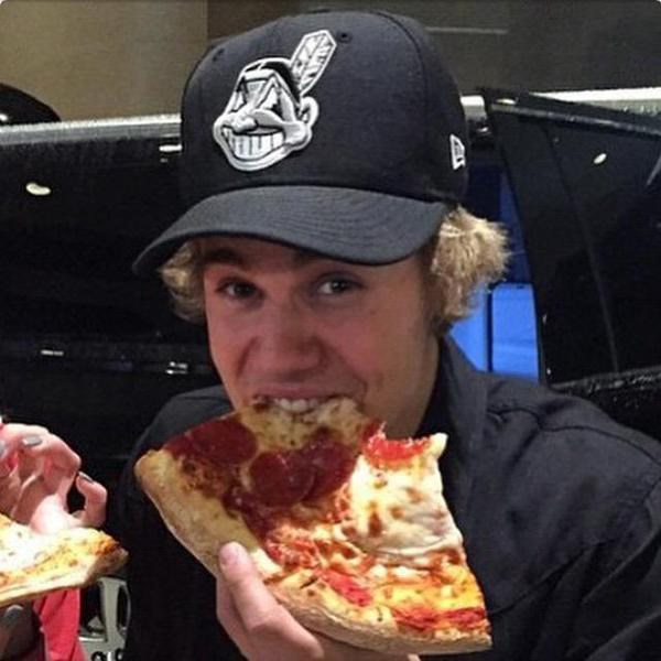 Mintha csak magunkat látnánk, ahogyan kézzel tömjük magunkba a finomságot. Justin Bieber sem zavartatta magát.