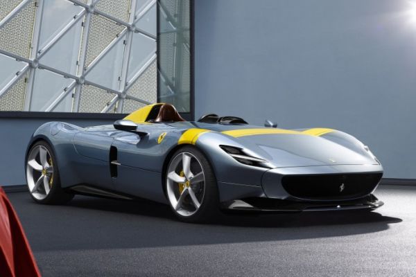 Monza SP1 - A szénszálas karosszéria alatt a 812 Superfast 810 lóerős V12-es motorja dolgozik, az autók 2,9 másodperc alatt gyorsulnak 100 km/órára, további öt másodperc után pedig már 200-zal repesztenek. A végsebesség meghaladja a 300 km/órát.