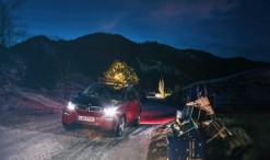 A BMW képeslapja a villanyautójuk többféle felhasználási módját reprezentálja. Az i3-as amellett, hogy megbirkózik a csúszós úttal, még a karácsonyfa izzóit is működtetni tudja egy kis plusz energiával